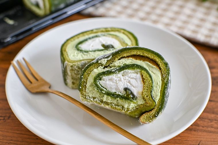 待望の再販!ローソン「お抹茶もちもちもち食感ロール」が格段においしくなって帰ってきたの画像
