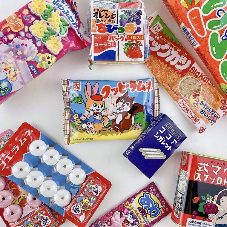 ラムネやガムなどの駄菓子が置いてある