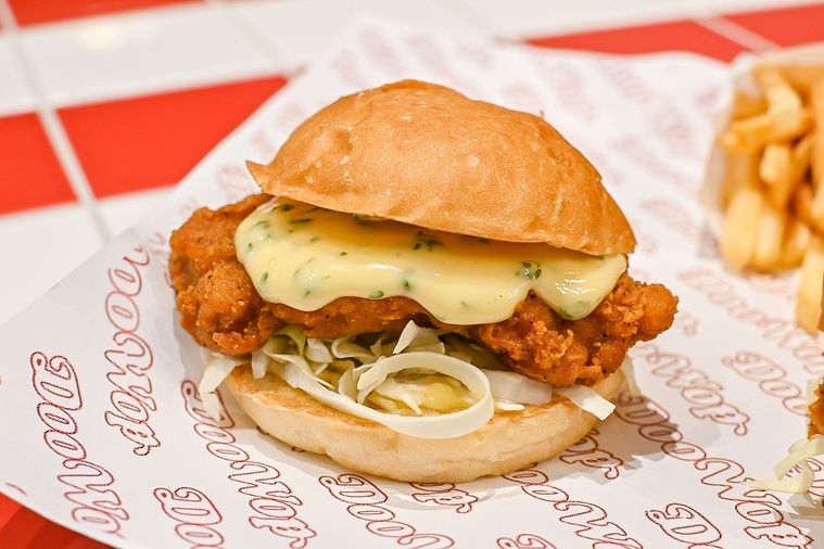 代官山のチキンバーガー専門店「ドゥーワップ」が大手チェーンを揺るがす!ここで食べるべきメニューは…の画像