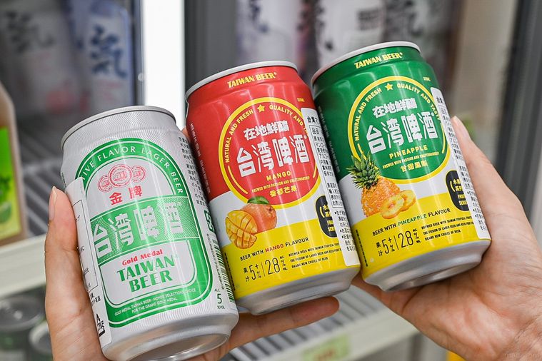 華僑服務社の金牌台湾ビールと台湾ビールフルーツシリーズ パイナップル甘甜鳳梨とマンゴー香郁芒果