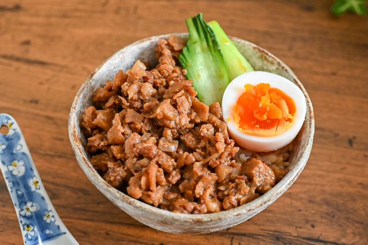 華僑服務社の台湾青葉魯肉飯料（ルーローハン豚肉煮込み）で作ったルーローハン