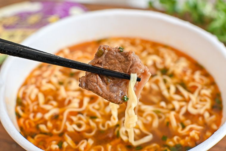 華僑服務社の滿漢大餐紅焼牛肉麺（台湾ラーメン牛肉麺（醤油味）カップラーメン）の肉箸上げ