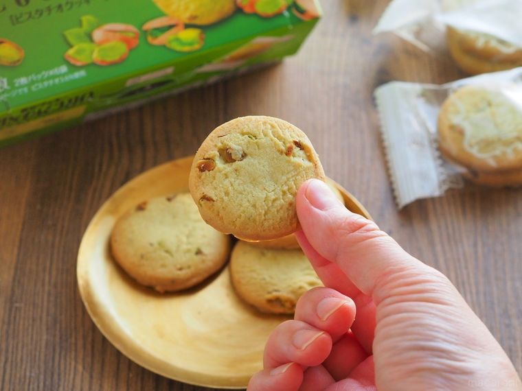 袋から取り出して手で持ったピスタチオクッキー