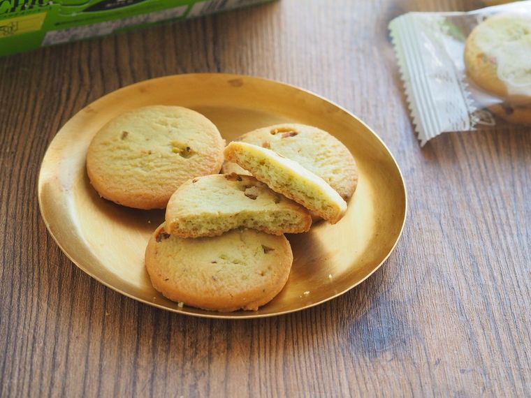 噛むほどナッツ感広がる。森永「ピスタチオクッキー」は毎日食べたいお手頃お菓子の画像