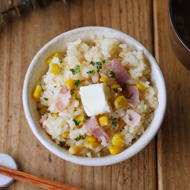 小さな白い丼に盛った炊き込みコーンごはん