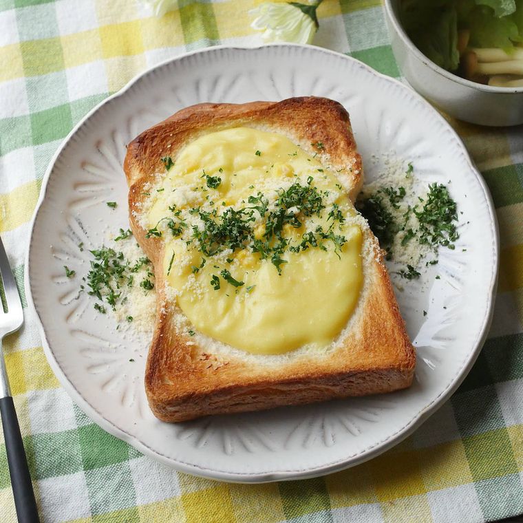 白いお皿に盛り付けられているコーンクリームトースト