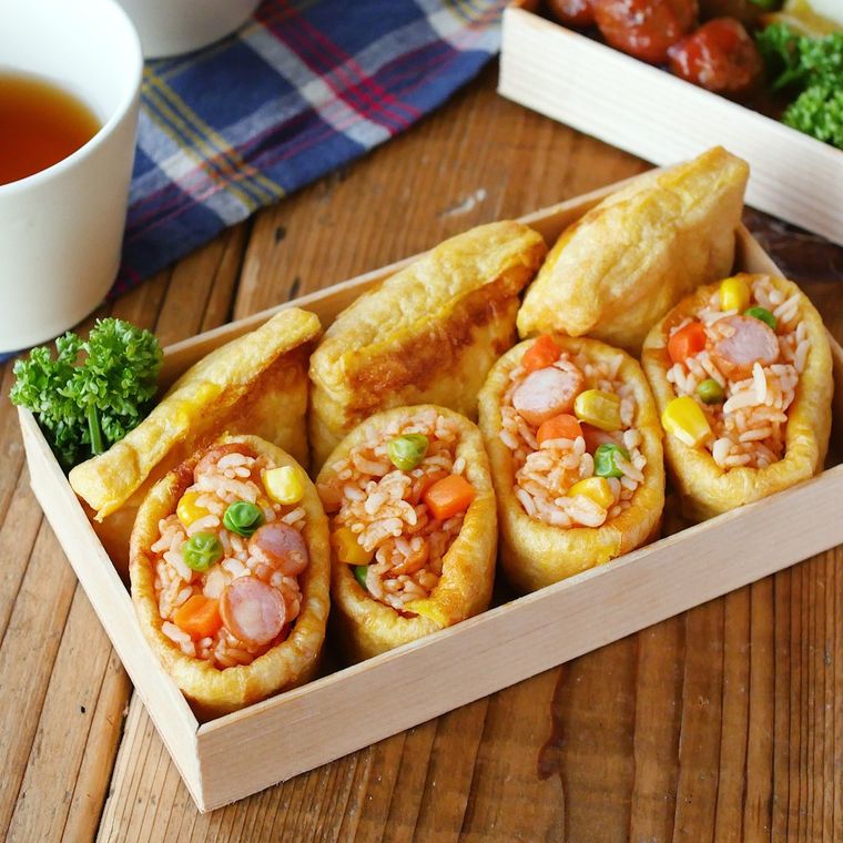 弁当箱に詰めた稲荷風オムライス