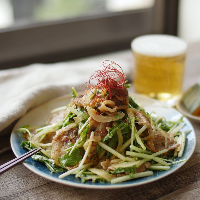 丸皿に豚バラ肉のにんにくみそサラダが盛られている