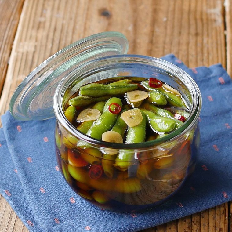 フタ付きのガラス瓶に入っている枝豆のしょうゆ漬け