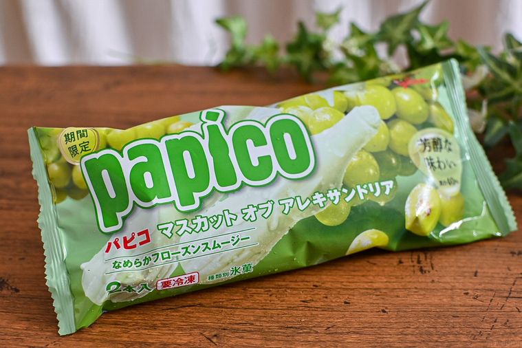 グリコのPAPICO マスカット オブ アレキサンドリアのパッケージを斜めから