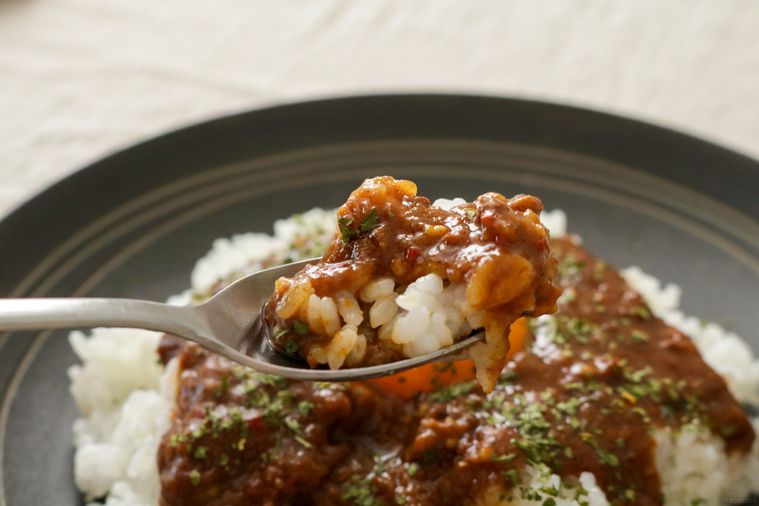 カレーをスプーンですくっている