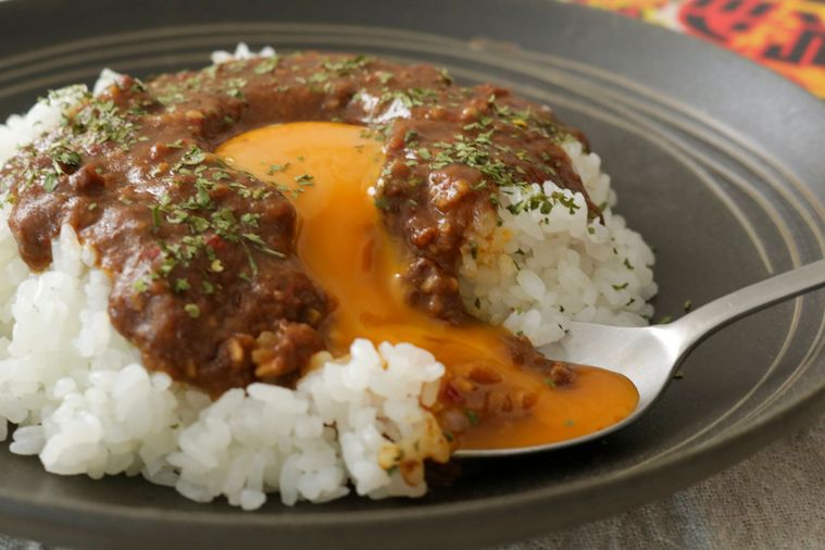 カレーライスに卵黄がとけている様子