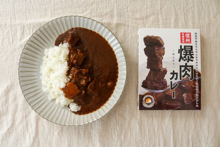 爆肉カレーのパッケージとカレーライス