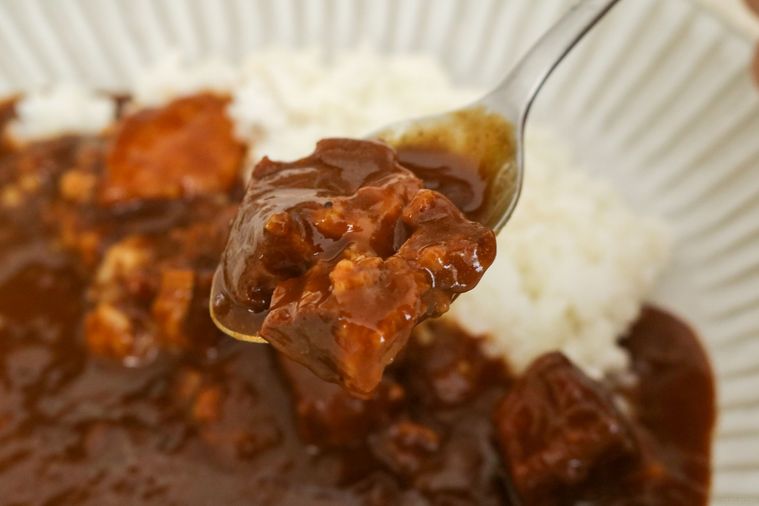 製造可能ギリギリの牛肉量!「爆肉カレー」はデカ盛り名店監修の本気レトルト【トレンドカレー部#11】の画像