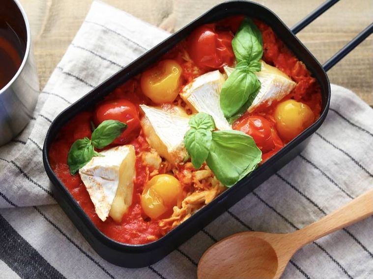 パエリアが入ったメスティンが机に置かれている