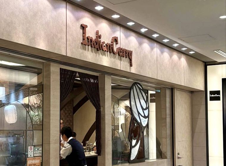 大阪発祥の老舗カレー店インデアンカレーの店舗外観。特徴的なターバンのステンドグラスが印象的。