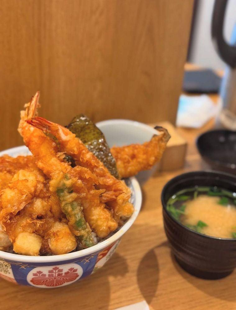 穴子1本、海老2本、烏賊のかき揚げに半熟卵の天ぷらがトッピングされた金子半助の江戸前天丼