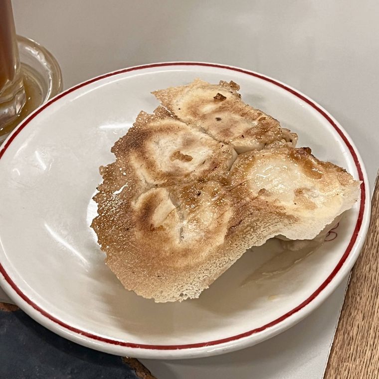 カウンターに置かれた羽根つき餃子