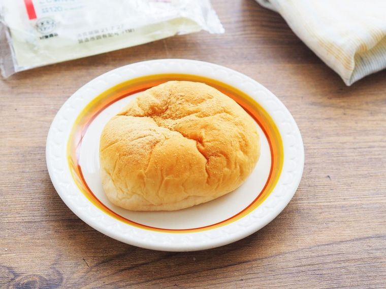 わらびもちを包んだ新感覚パン!ローソン「わらびもちこしあんぱん」は和菓子好きも唸る完成度の画像