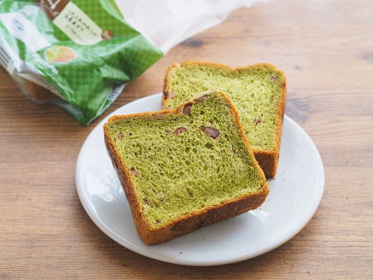高級食パン界に衝撃!? ローソン「抹茶あずき食パン」がたった210円とは思えない仕上がりの画像