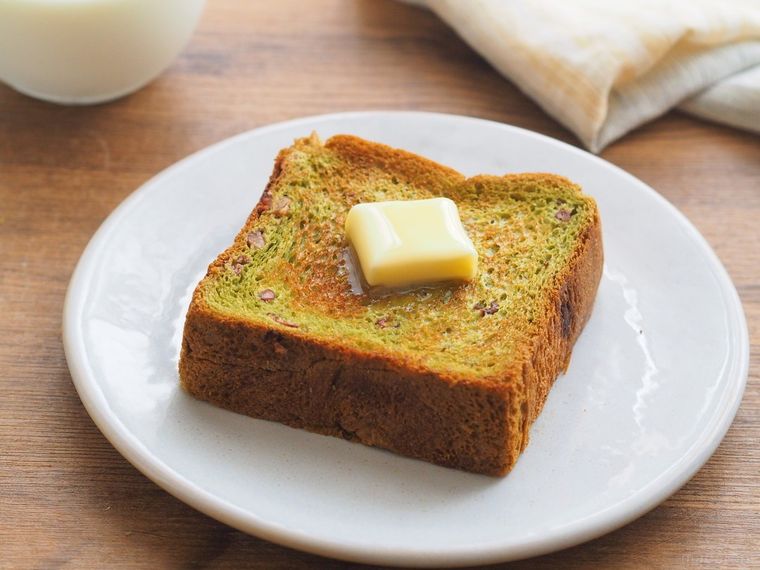 トーストしてバターをのせたマチノパンふわふわやわらか抹茶あずき