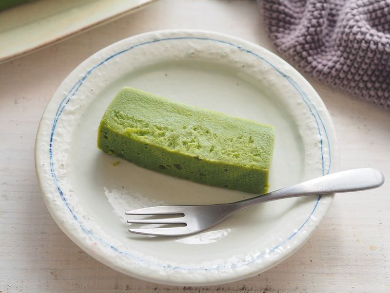 ひとり分ずつカットし、皿にのせたリッチ抹茶ケーキ