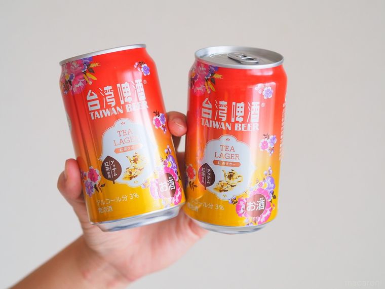 台湾紅茶ビールを2缶持つ様子