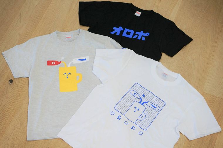 白・黒・グレーの3種類のTシャツがおいてある