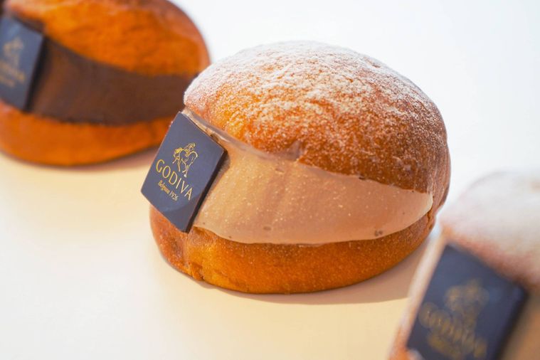 新商品 “マリトッツォ” も販売。ゴディバカフェの3号店が銀座にオープンの画像