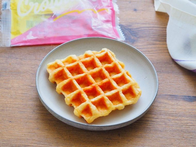 皿にのせたクロッフル