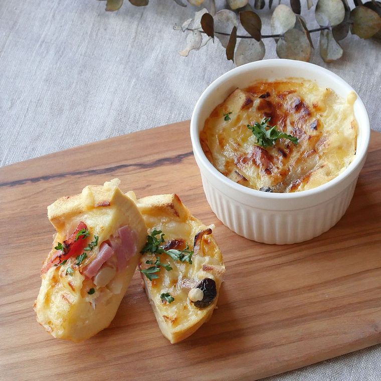 木のまな板にのせた高野豆腐のキッシュ