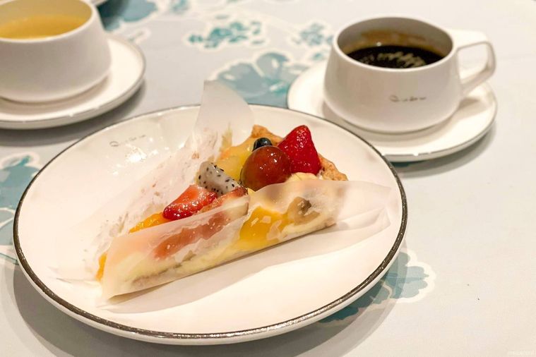 いちごやいちじくなどのフルーツがのった季節のフルーツタルトとホットコーヒー