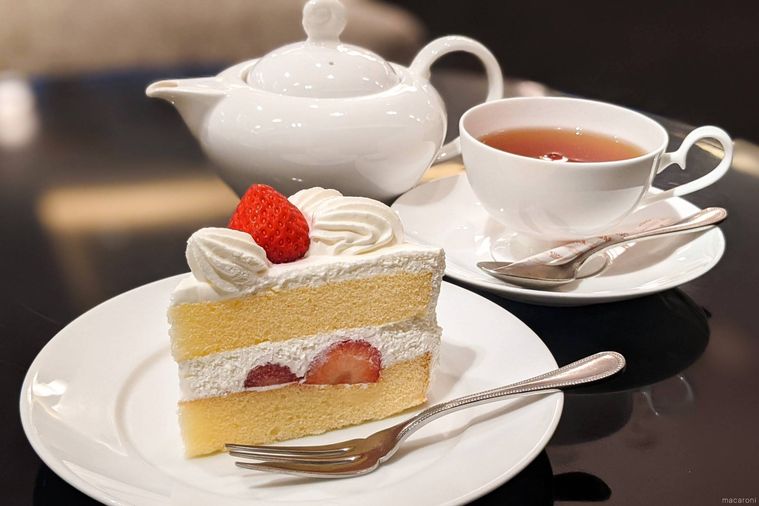 白いプレートにのった苺のショートケーキとセットの紅茶