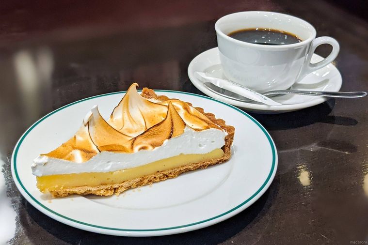 焼き目のついたメレンゲがピンと立ったレモンタルトとホットコーヒー