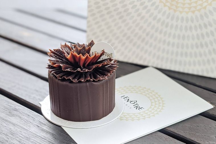 全面チョコレートで覆われ、上部にはチョコレートの飾りがあしらわれたフイユ・ドトンヌ