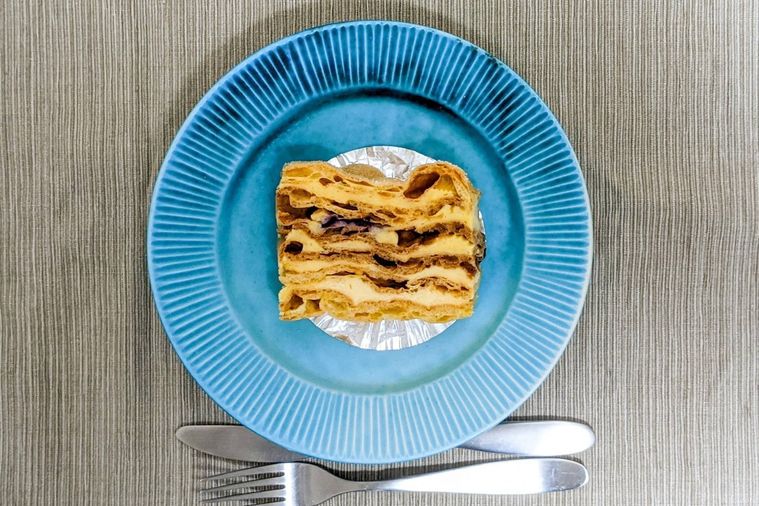 水色のお皿に横向きで置かれたシューミルフィーユ