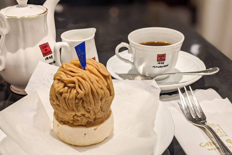 焼いたメレンゲの上にのった和栗のモンブランとセットのホットコーヒー