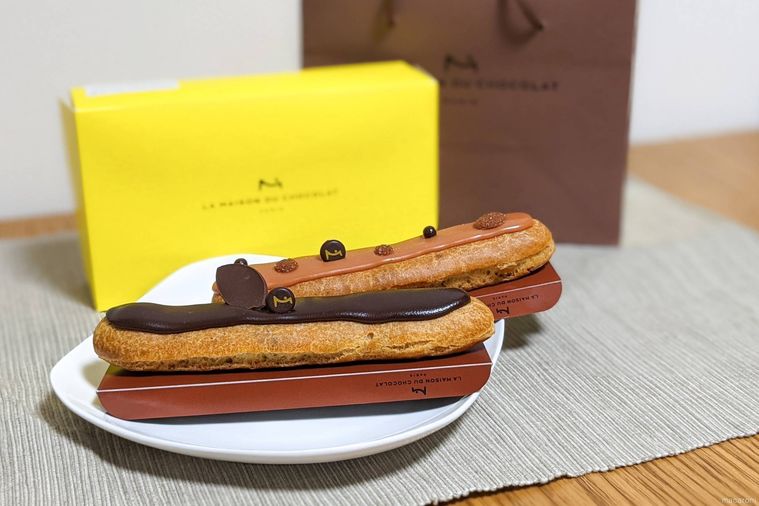 白いプレートに並んだエクレール ショコラとエクレール キャラメル