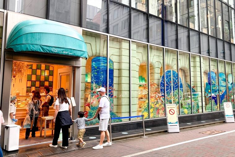 ガラスの壁面に海の生きもののイラストがペイントされているキルフェボン グランメゾン銀座の外観