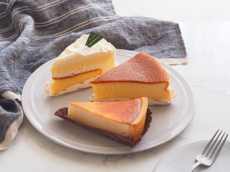 皿に盛られた3種のチーズケーキ