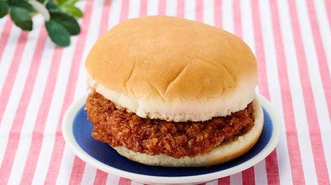 100円ローソン8月の新作!夏祭り気分を味わえるチョコバナナパンや豚角煮おにぎりも登場の画像