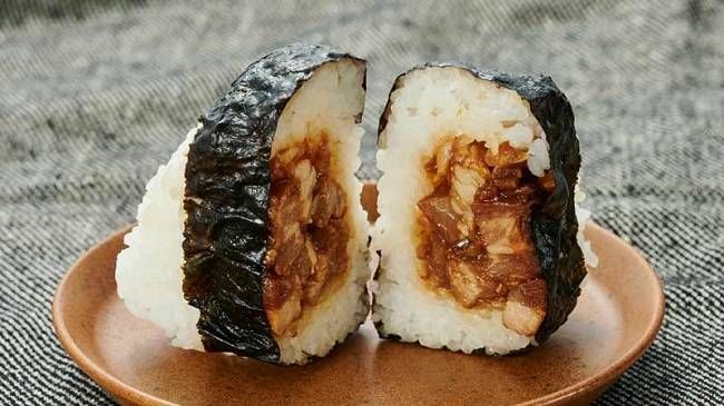 100円ローソン8月の新作!夏祭り気分を味わえるチョコバナナパンや豚角煮おにぎりも登場の画像