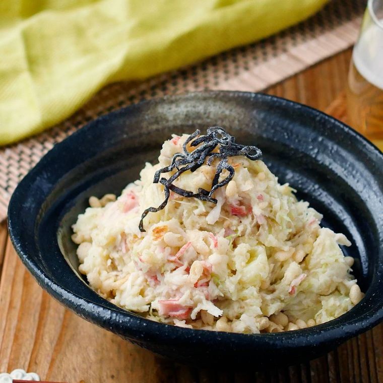 器にカニカマキャベツポテサラが入っている