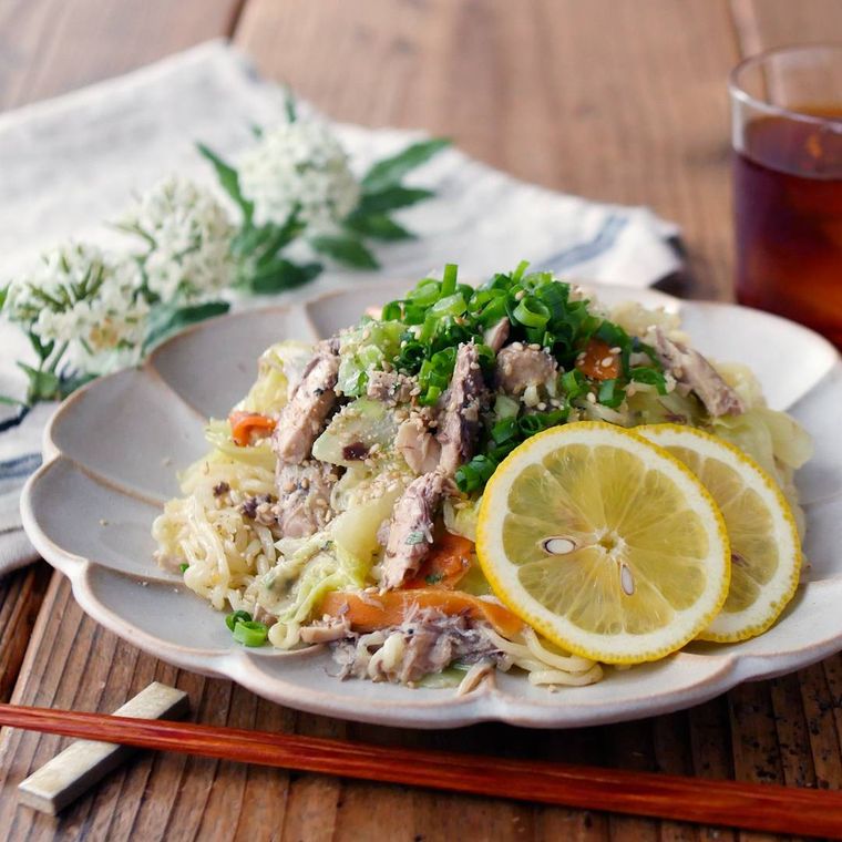 皿に塩レモン焼きそばが入っている