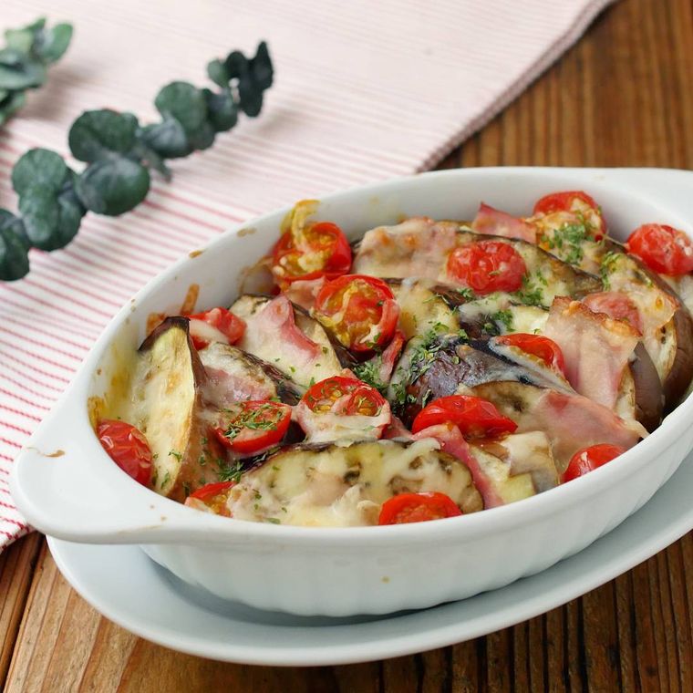 グラタン皿になすとトマトのチーズ焼きが入っている