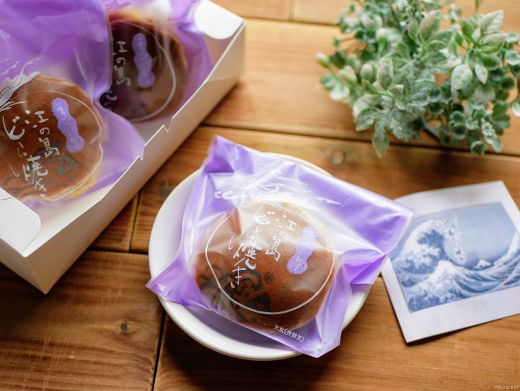白い皿にのった江の島どら焼きと3個入りの箱