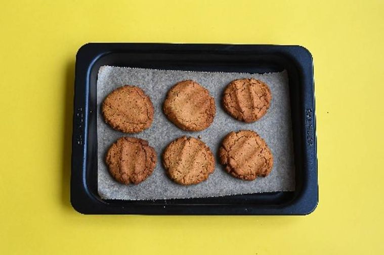 鉄板の上に焼きあがったクッキーがのっている