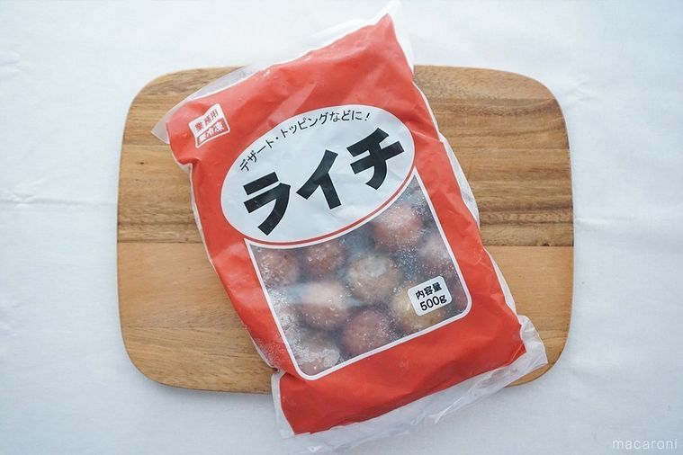 木のまな板にのせた冷凍ライチのパッケージ