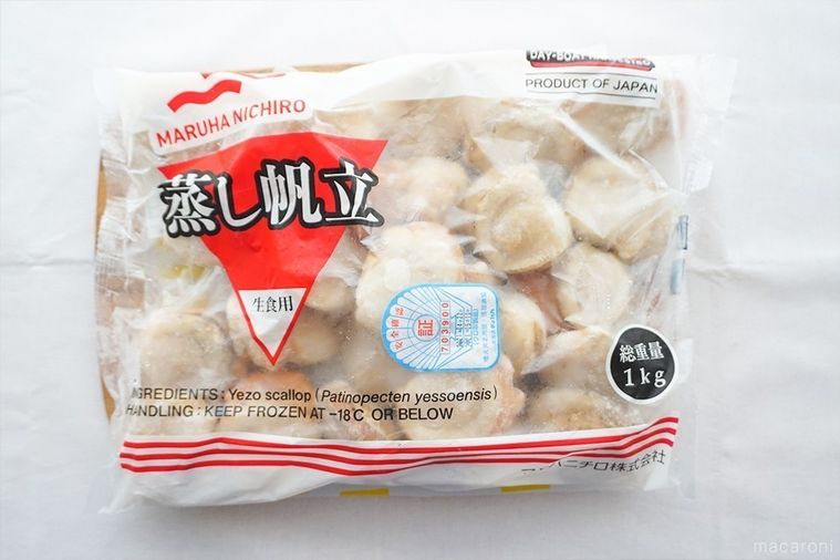 木のまな板にのせた冷凍蒸し帆立のパッケージ