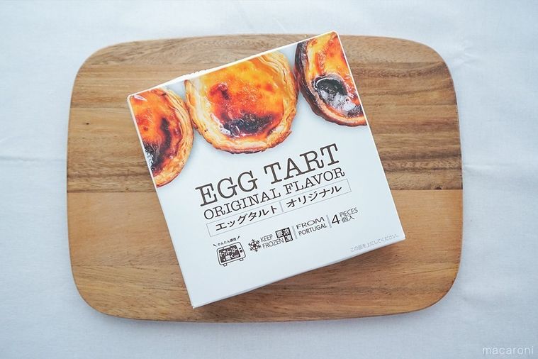 木のまな板にのせた冷凍エッグタルトのパッケージ